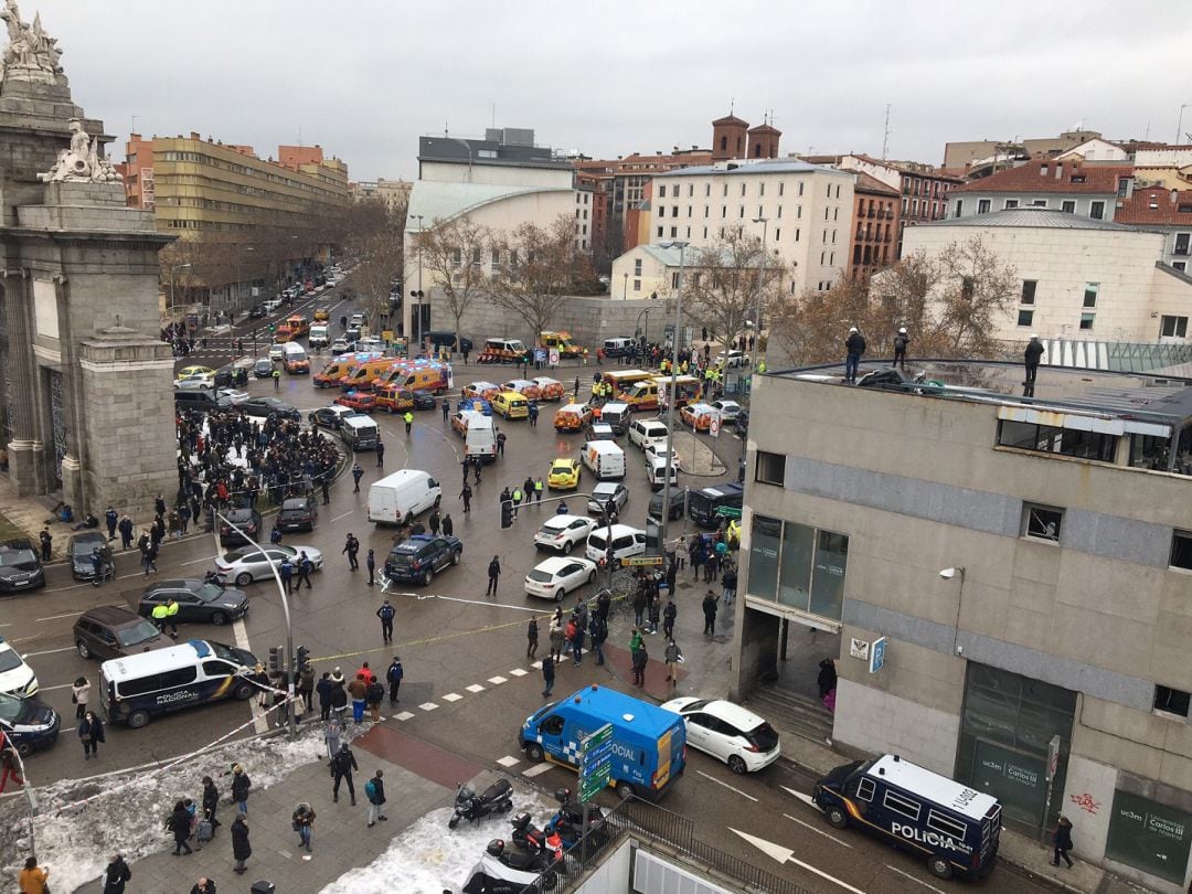 La plaza de la Puerta de Toledo repleta de vehículos de emergencia