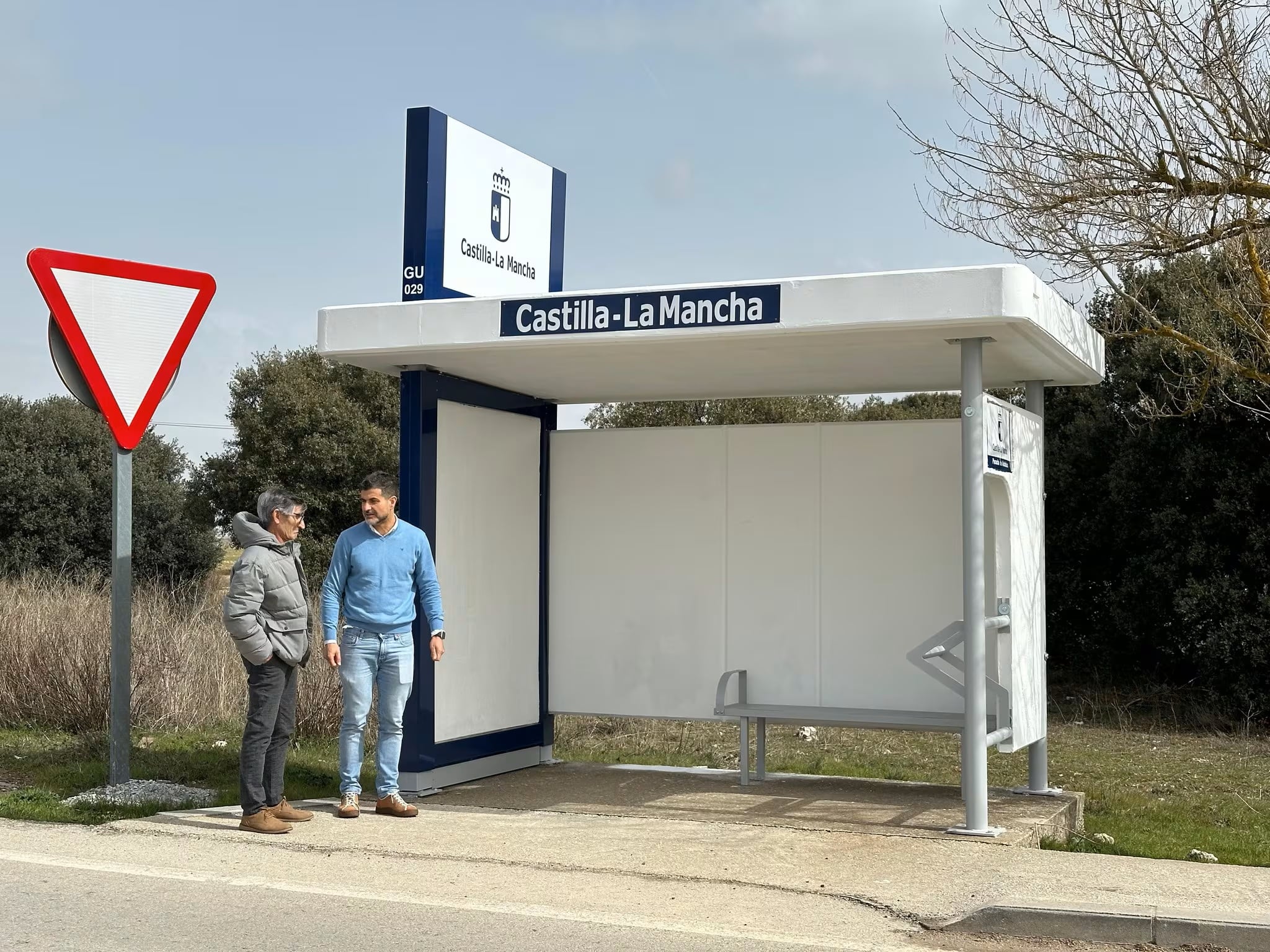 El alcalde y el delegado de Fomente en una parada autobuses en Trijueque