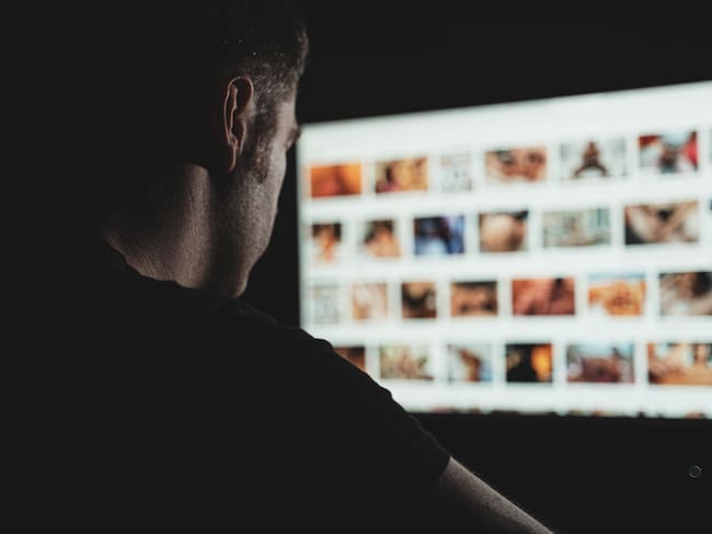 Imagen de archivo de un hombre visitando páginas pornográficas