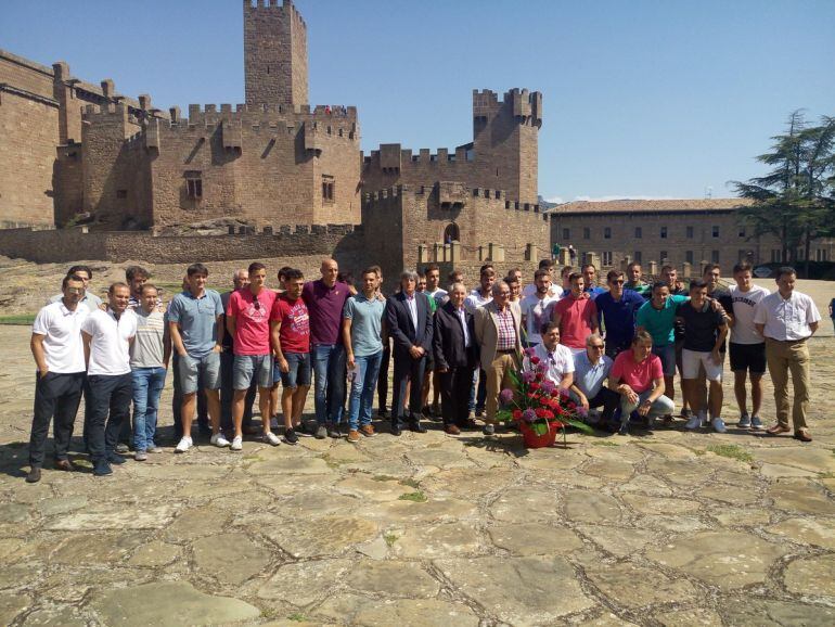 Osasuna en la tradicional ofrenda al patrón en Javier ante el estreno de la temporada de su regreso a primera división 