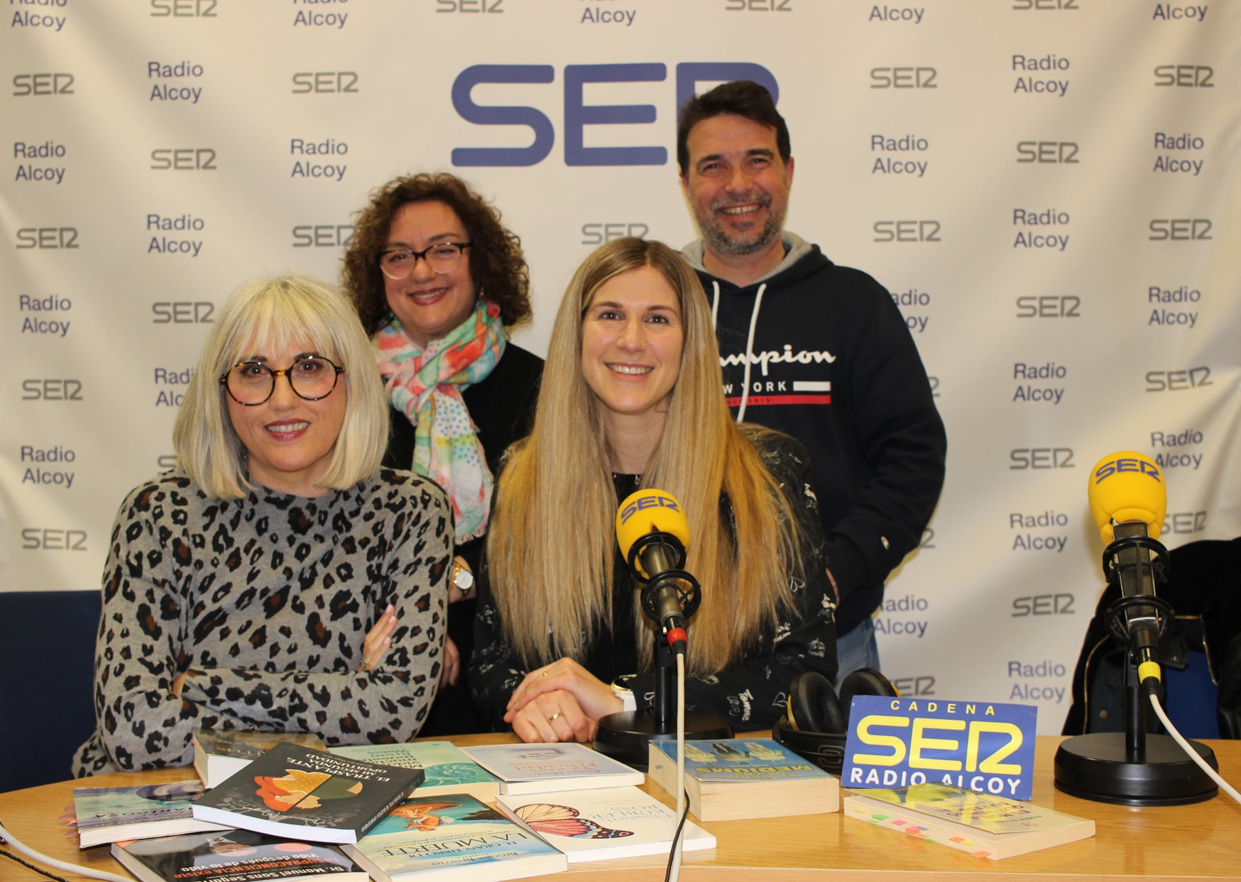 Begoña Doménech, Ismael Mayor, Begoña Beneyto y Lirios de Agua, en el estudio central de Radio Alcoy