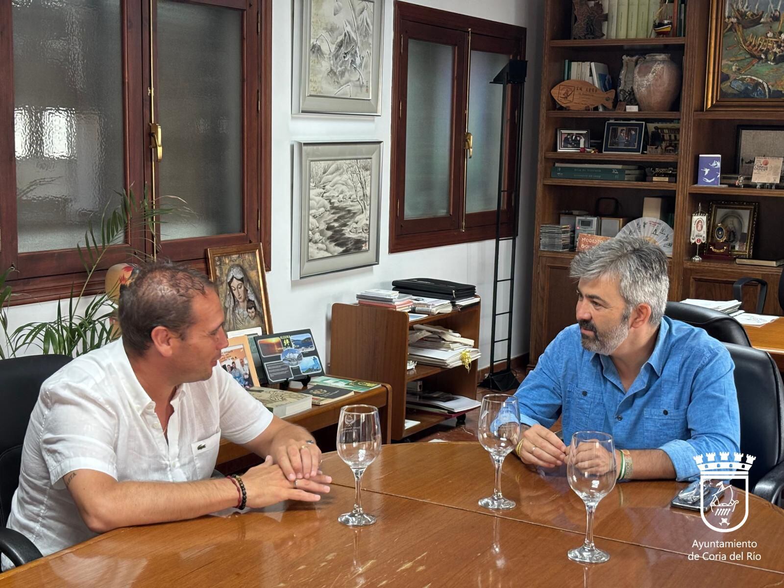 Reunidos el alcalde de Coria del Rio, Modesto González y el diputado de la provincia argentina de Chubut, Gustavo Fita