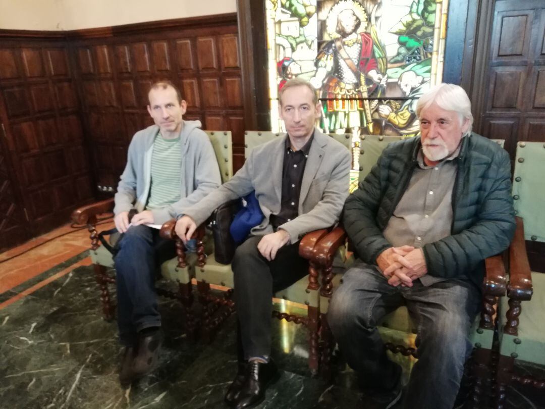 D'esquerra a dreta: Amadeu Vidal, Josep Ballester -els premiats- i Antoni Llevot (Paeria).