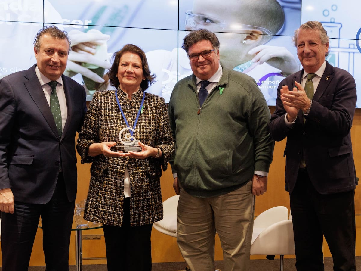 La Junta Local de Morón recibe el galardón “V de Vida” en el Día Mundial Contra el Cáncer