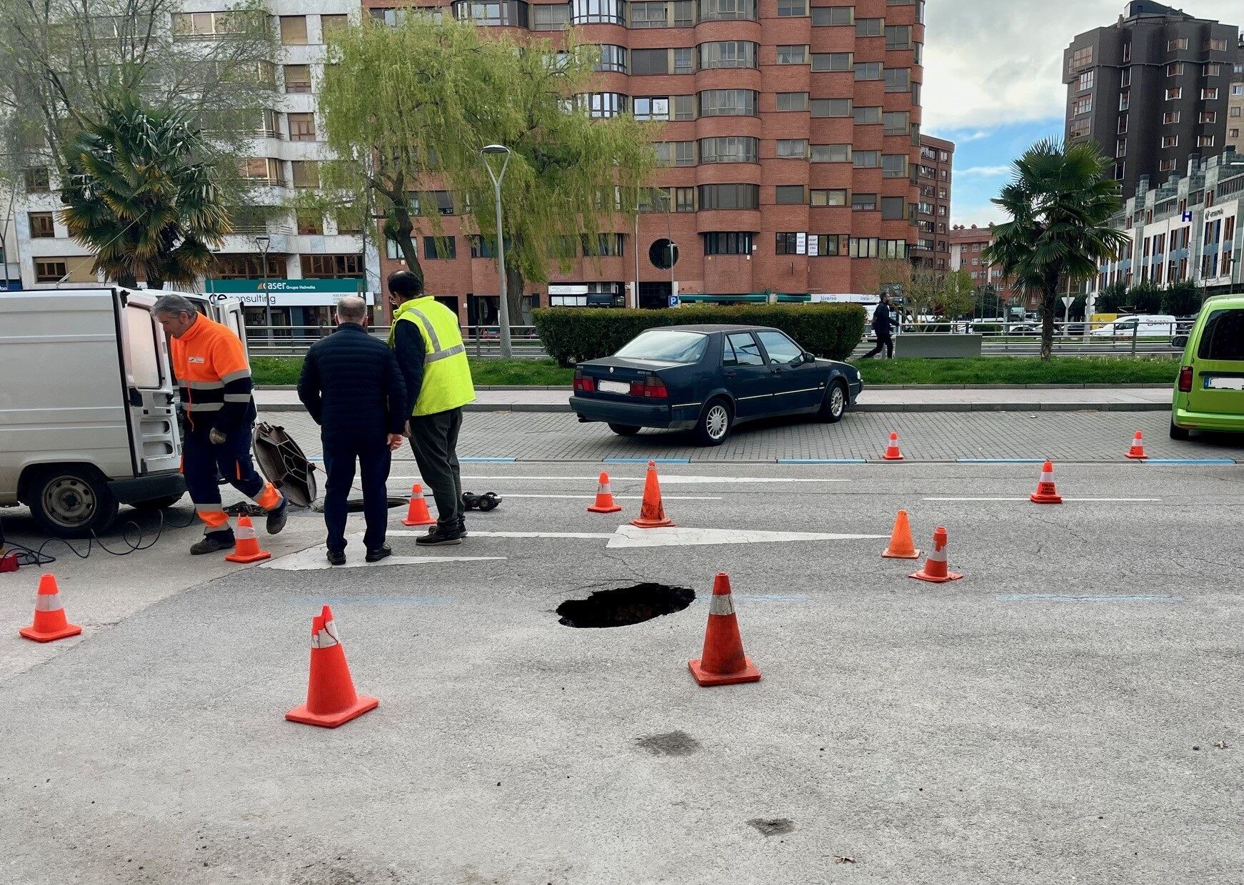 Socavón aparecido en la avenida Reyes Católicos