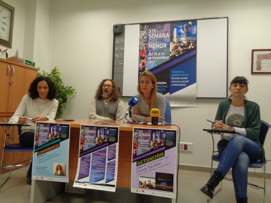 La responsable política, segunda por la derecha, presentó la Semana del Menor a compañada de algunos técnicos de su departamento