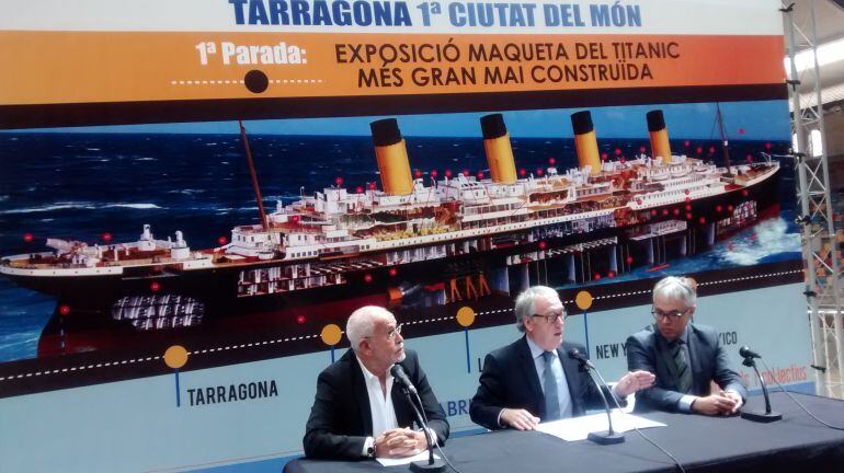 El president de la Fundació Titanic, Jesús Ferreira, acompanyat del president de la Diputació de Tarragona, Josep Poblet, i el president del Patronat de Turisme de l'Ens, Octavi Bono.