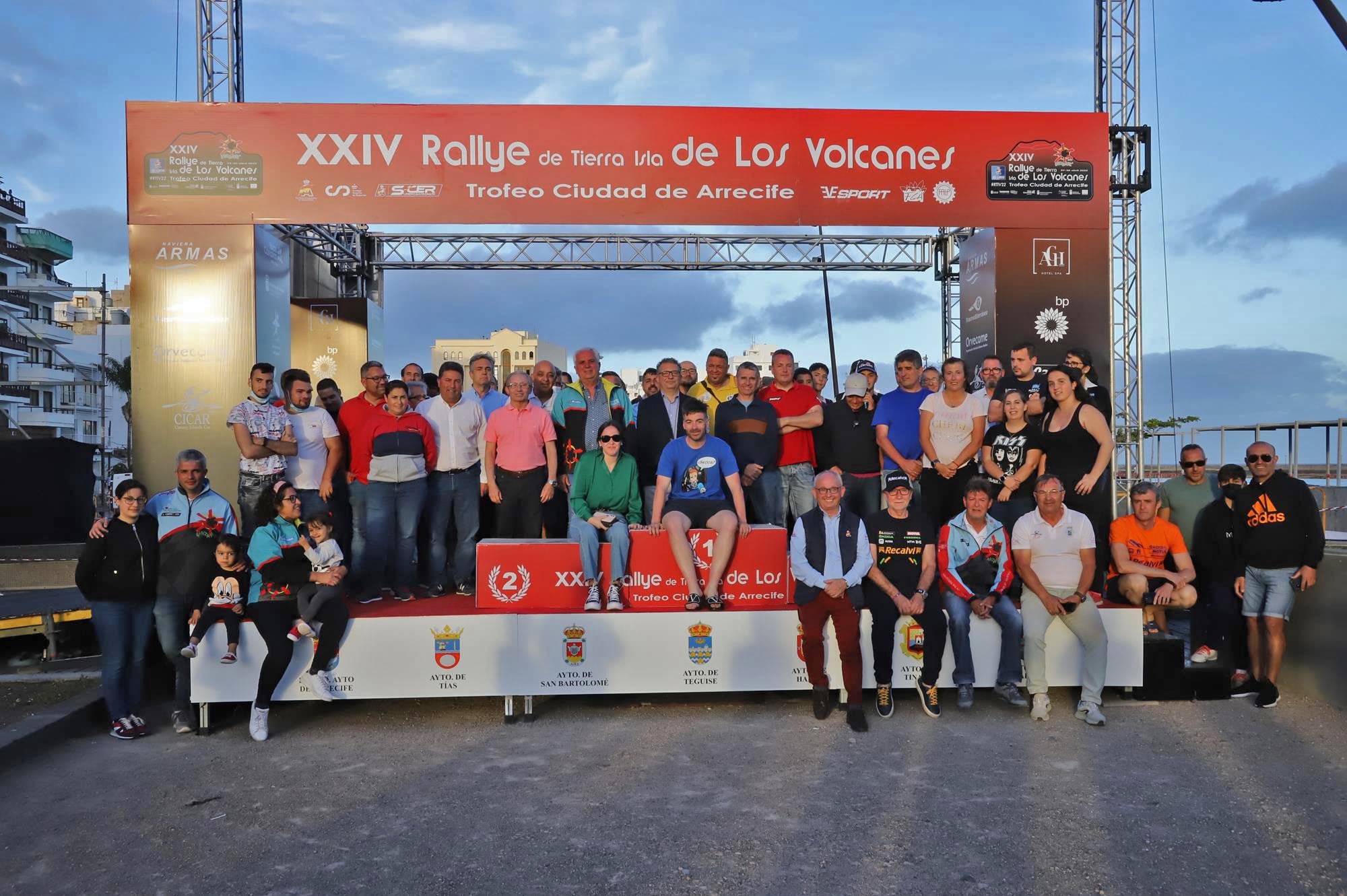 Organizadores y participantes tras la cancelación del rally en el mes de abril.