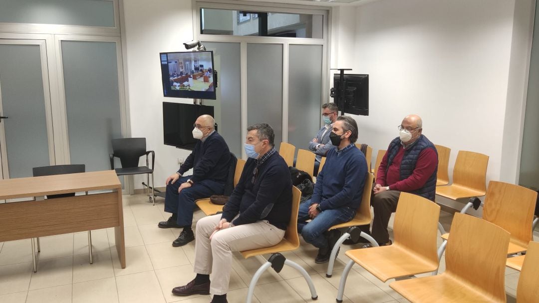 Los acusados sentados en la sala de la Audiencia Provincial