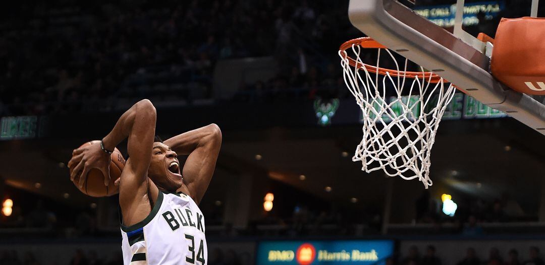 Antetokounmpo entra a canasta con los Bucks