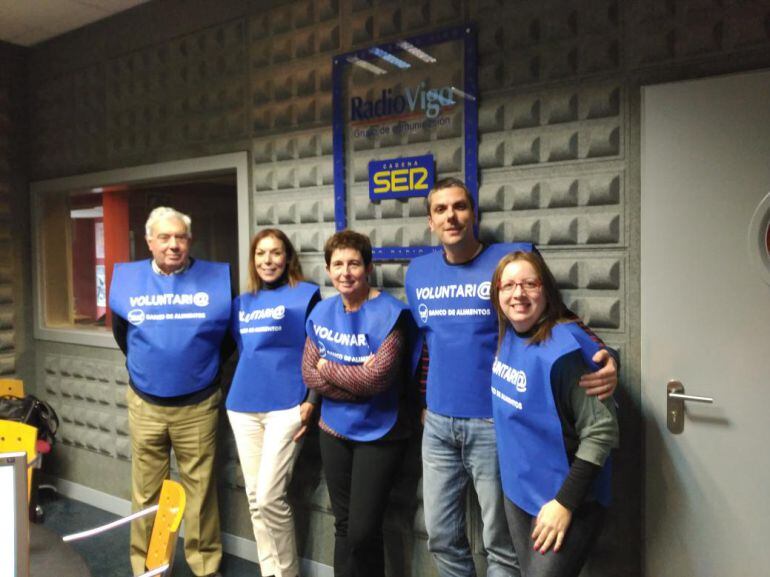 Pedro Pereira y voluntarias del Banco de Alimentos en los estudios de Radio VIgo