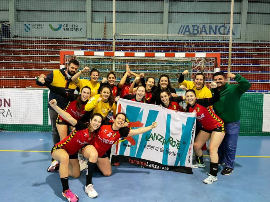 Jugadoras y cuerpo técnico del Lanzarote Zonzamas celebrando la clasificación para luchar por el ascenso.