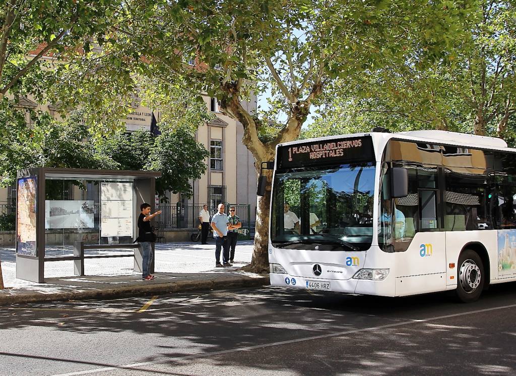 El autobús de la Línea 1 al llegar a una parada