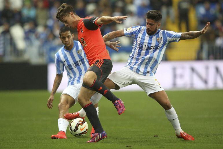 Canales lucha por hacerse con el balón ante Samuel García.