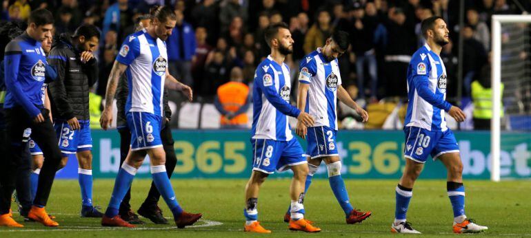 Los jugadores del Deportivo, al término del partido de Liga en Primera División ante el FC Barcelona disputado esta noche en el estadio de Riazor, en A Coruña