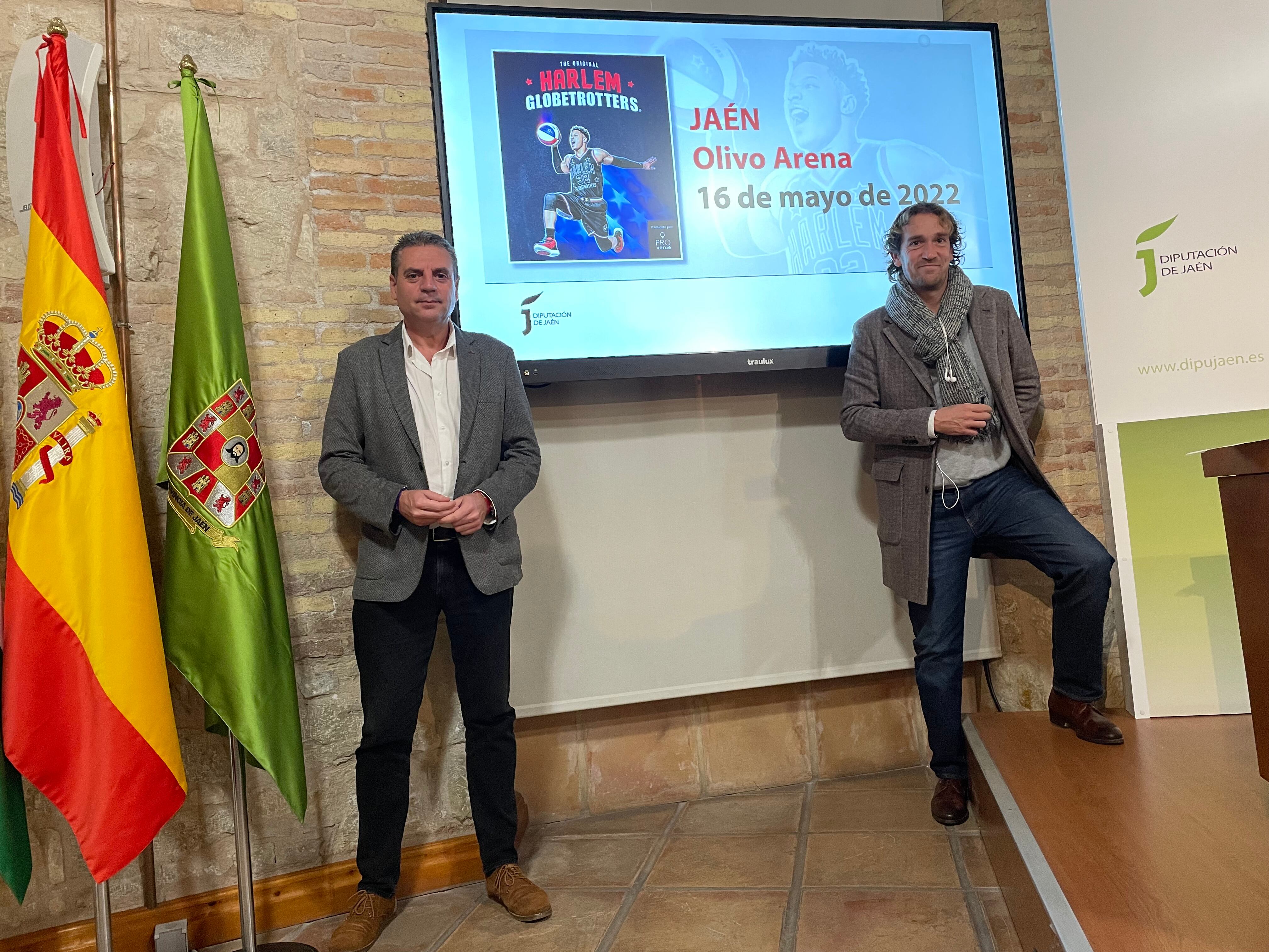 Momento de la presentación del partido a cargo de Ángel Vera y el representate de la empresa Provenue que colabora con Diputación Provincial