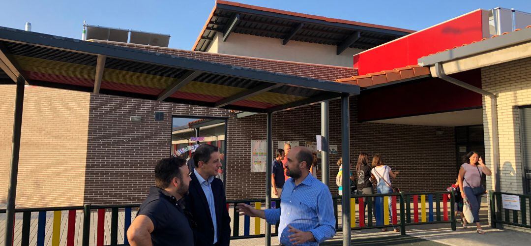 Jorge García, alcalde de Colmenar Viejo, en su visita al Héroes del dos de mayo