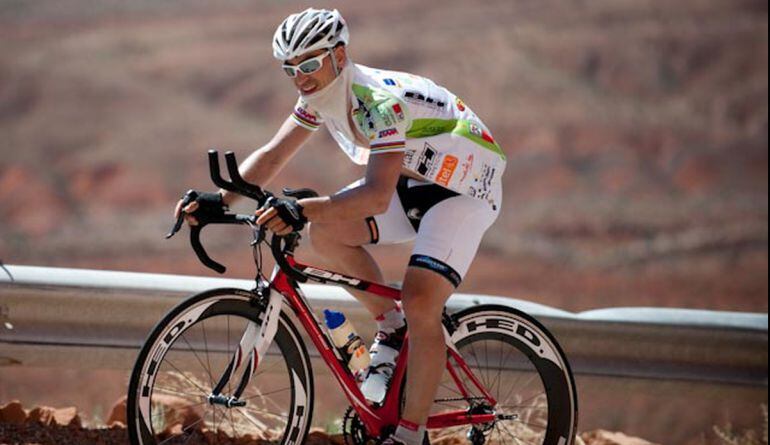 El ultrafondista Julián Sanz durante una prueba ciclista