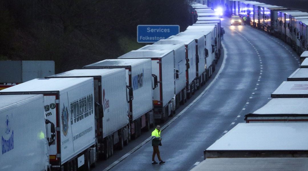 Los camiones hacen cola en la carretera M20 después de el cierre del puerto de Dover, en Inglaterra