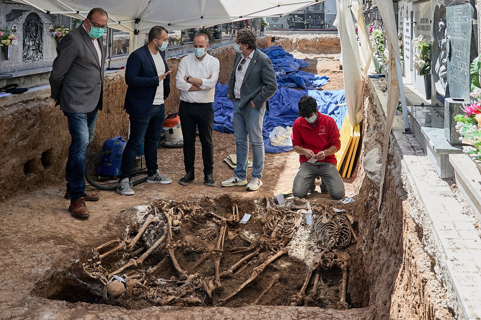 Los diputados junto a los concejales de Gandia durante su visita a la fosa encontrada en el cementerio de Gandia.