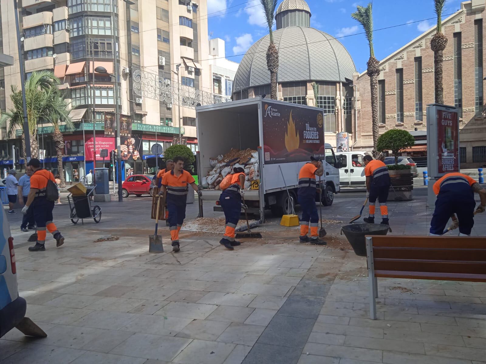 Barrenderos recogen los restos de la Nit de la Cremà en la Avenida Constitución