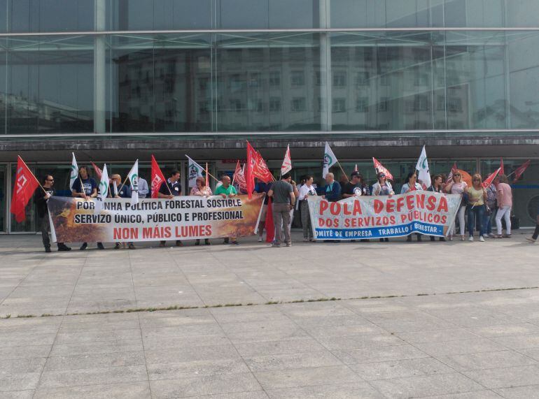 Empleados públicos frente al edificio administrativo de la Xunta