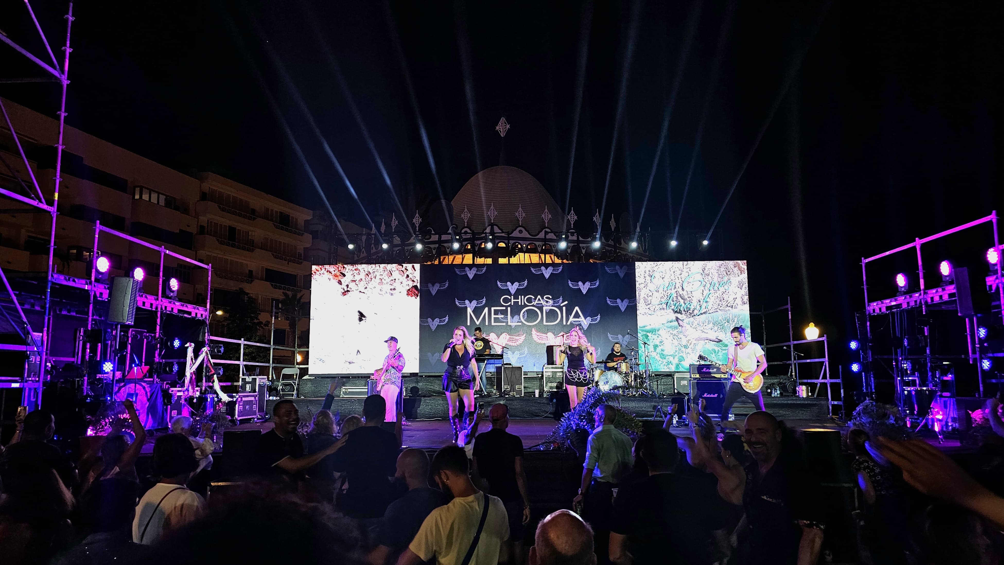 Actuación de &#039;Chicas Melodía&#039; en &#039;La Noche de las Versiones&#039; de las Fiestas de San Ginés 2024 de Arrecife, capital de Lanzarote.