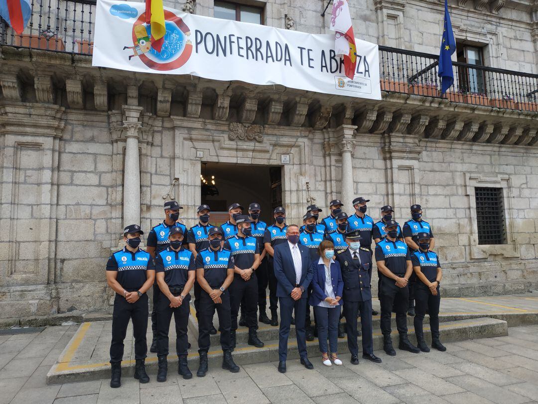 Pose conjunta a las puertas del Ayuntamiento