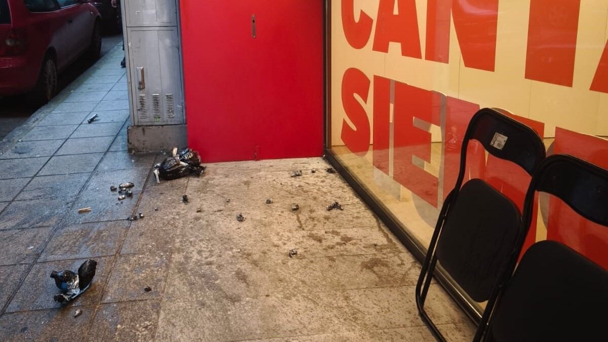 Restos de las botellas que contenían explosivos caseros lanzadas en la sede del PSOE de Cantabria.