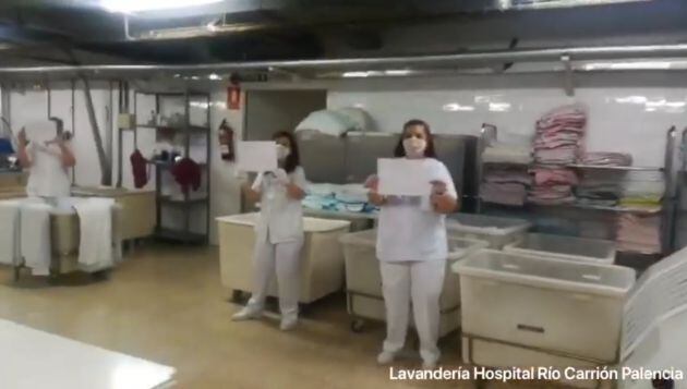 Las profesionales de la lavandería del Hospital Río Carrión de Palencia en un fotograma del vídeo de la campaña Resistiré