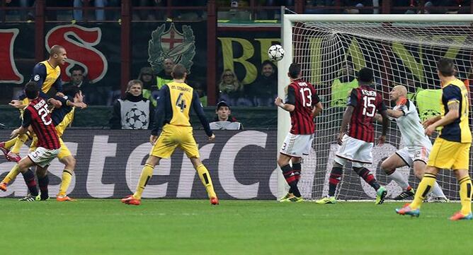 El delantero del Atlético marca a falta de cinco minutos del final del encuentro ante el Milan en la ida de los octavos de final de la Champions.