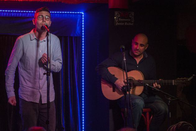 Pablo Moreno Brihuega canta, junto a Sergio Carrillo, en el homenaje a Paco Alba