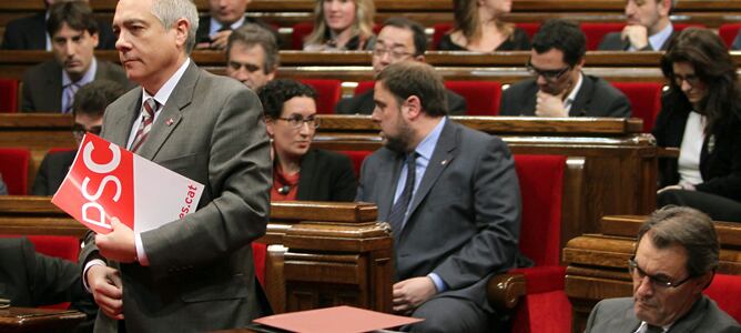 El primer secretario del PSC, Pere Navarro (i), se dirige al estrado para intervenir en la primera jornada del pleno de dos días que permitirá al líder de CiU, Artur Mas, ser investido de nuevo presidente de la Generalitat de Cataluña.