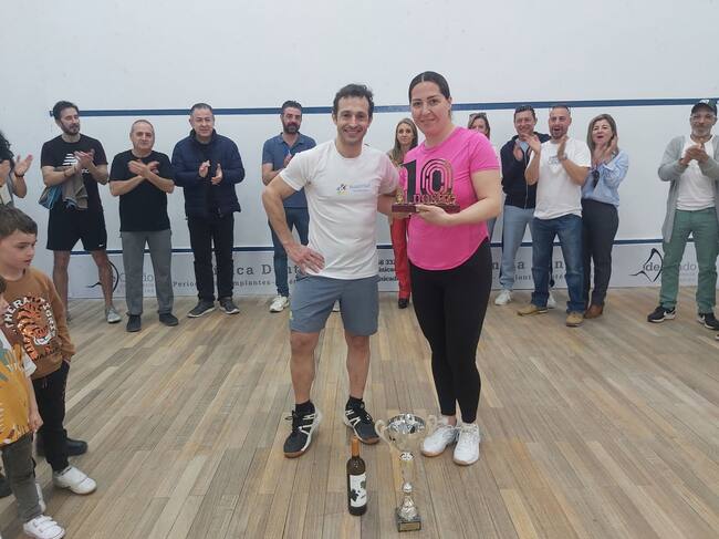 Tamara Sánchez recibe el trofeo como primera clasificada en féminas de manos de Julio Latorre