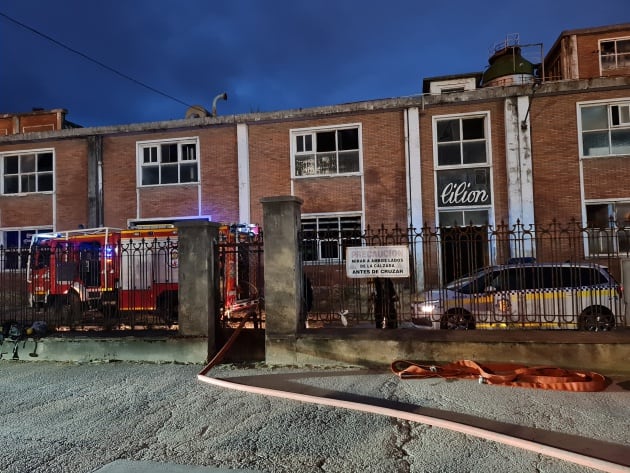 Bomberos y policía local ante la fabrica de Lilion