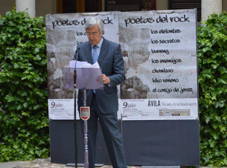 El alcalde de Ávila en el reciente acto de presentación del evento `Poetas del Rock´