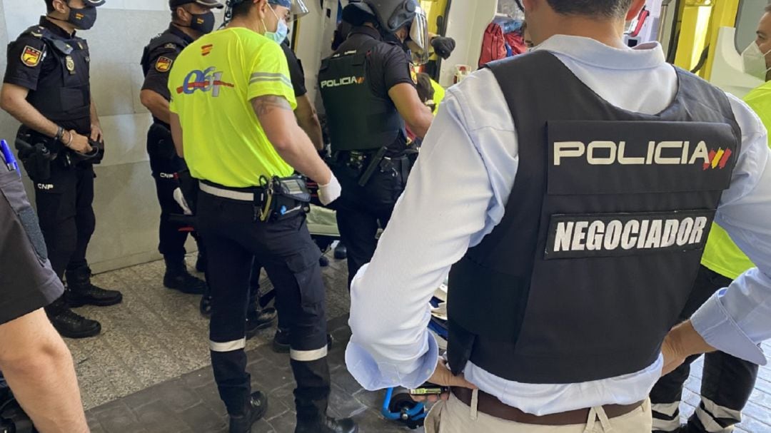 Intervención de la Policía Nacional y los equipos sanitarios en el incidente