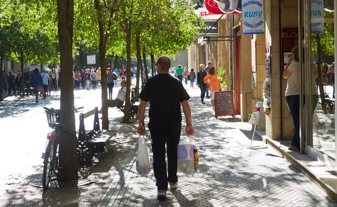 Un hombre pasea por una calle de San Sebastián en una imagen de archivo.