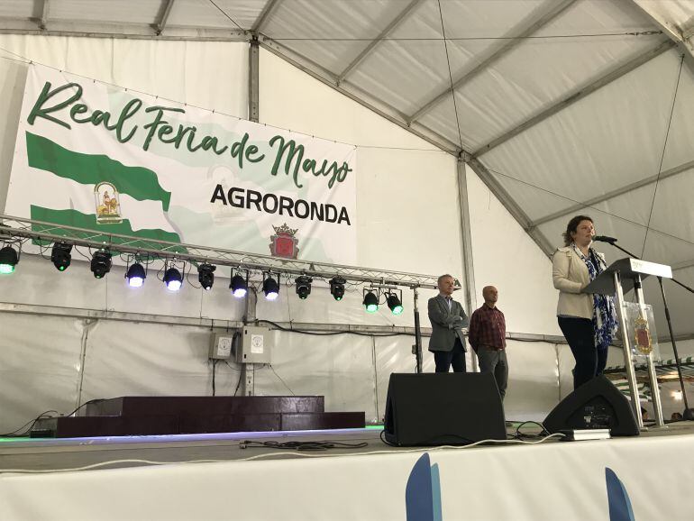 La alcaldesa, Teresa Valdenebro, inaugura la Real Feria de Mayo de Ronda junto al delegado territorial de Medio Ambiente, Adolfo Moreno, y al concejal de Agricultura, Rafael Flores.