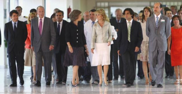 Ignacio González, los reyes, Esperanza Aguirre y Juan José Güemes durante la inauguración del centro