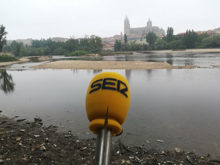 Imagen de la pesquera destruida, con las catedrales al fondo.