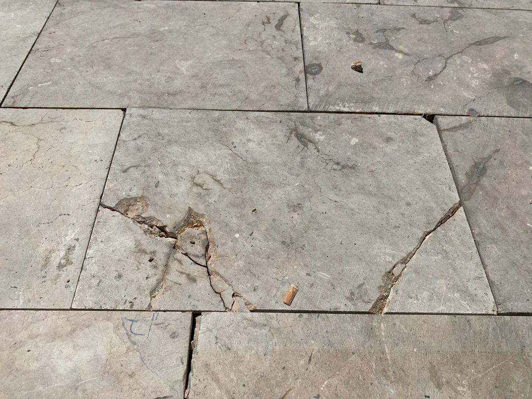 Detalle de los desperfectos en el suelo de La Explanada recientemente instalado