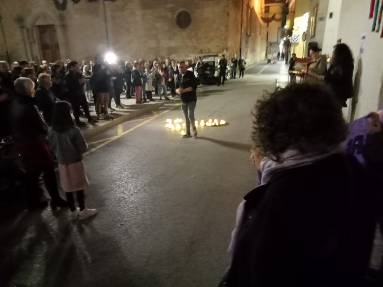 Asistentes al acto en la Plaza de Santiago