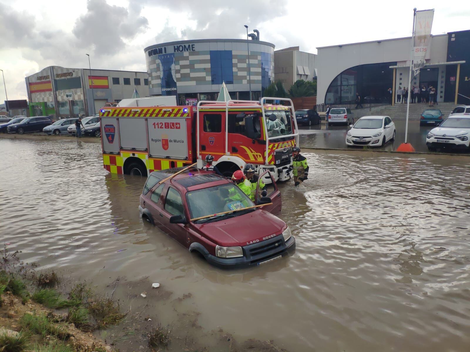 Rescate de un conductor en Yecla tras las lluvias este viernes