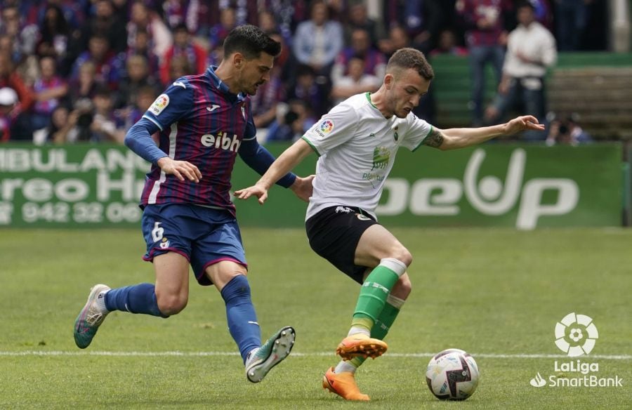 Íñigo Vicente marcó el gol de la permanencia contra el Eibar