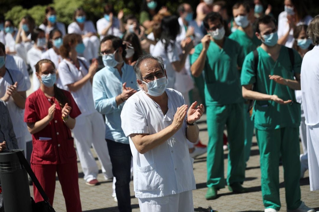 Decenas de sanitarios del Hospital Universitario de La Paz de Madrid despiden con un acto este martes, a los residentes de cuarto año de este centro hospitalario de la capital española, en el entorno del Covid 19. 