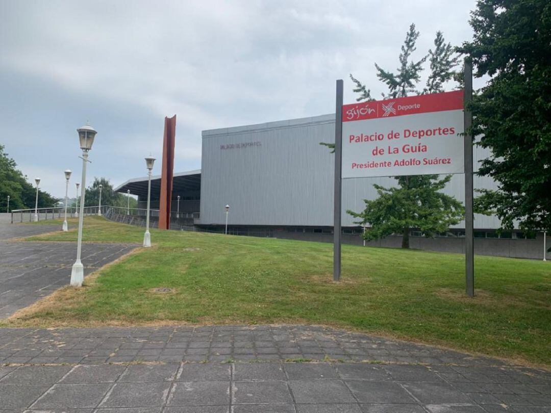 Algunos comerciantes regresan al parking situado tras el Palacio de los Deportes. 