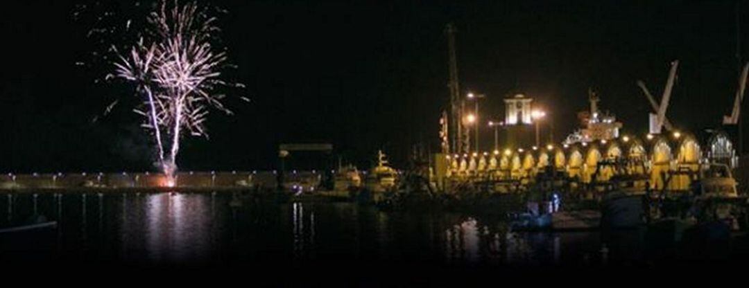 Disparo de castillo de fuegos artificiales Torna la llum