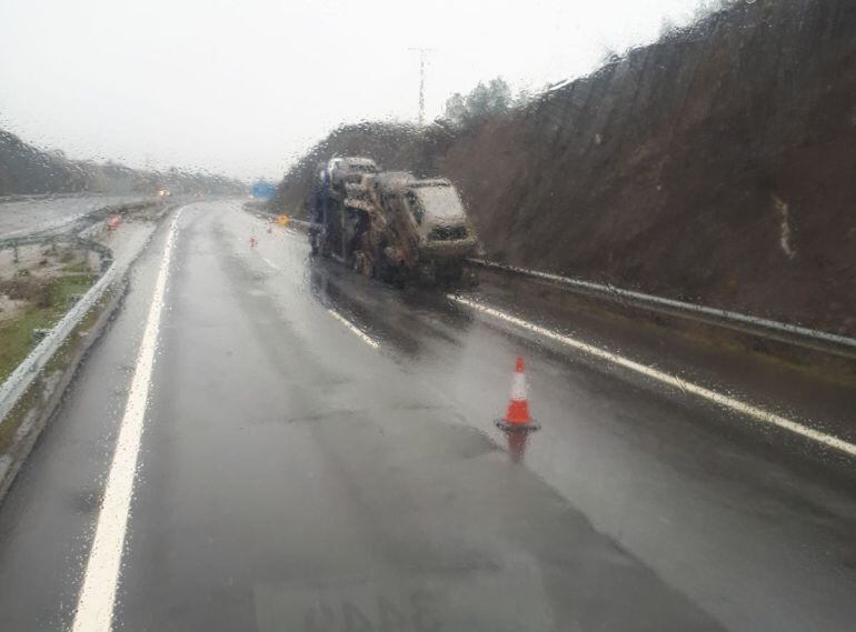 Imagen del camión calcinado