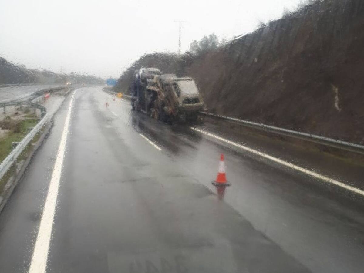 Muere un camionero atropellado cuando trataba de apagar un incendio en su vehículo en la A-52 en A Gudiña